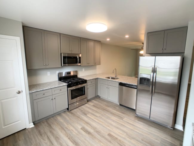 Photo - 424 N High St Ext