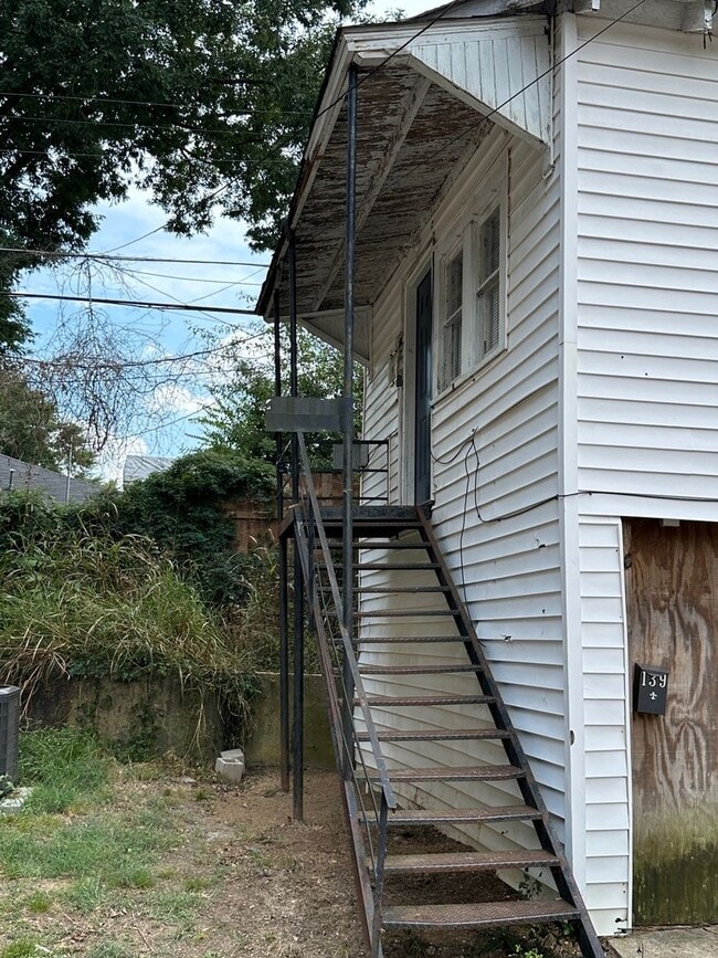 Building Photo - Highland - 1 bed 1 Bath - Freshly Painted Rental