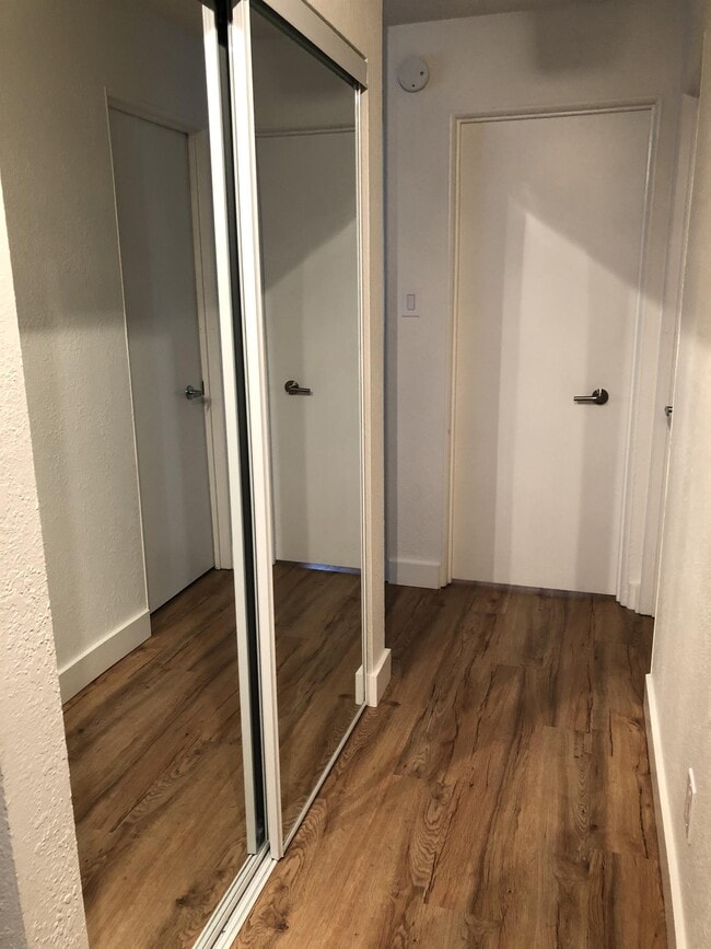 Building Photo - 575 Marifield Ave Unit 109