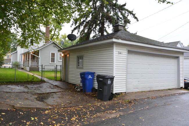 Photo - 241 Page St E