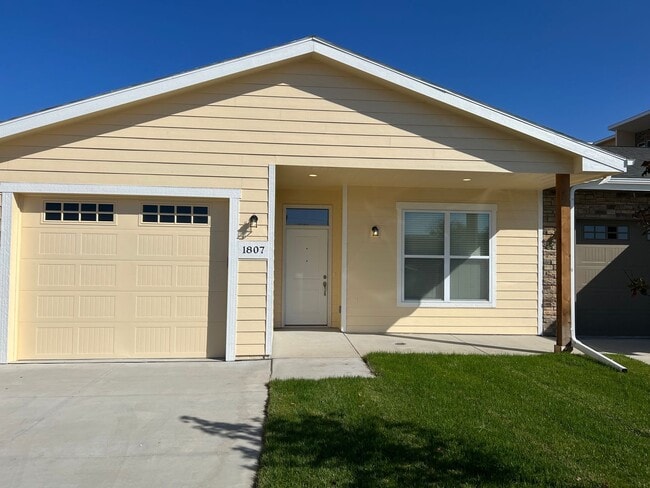 Building Photo - 1725 Hillcrest Dr Unit 1