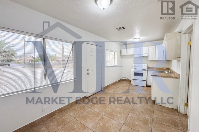 Building Photo - 1Bed/1Bath Apt at 16th St/Thomas Rd! NO CREDIT, NO BACKGROUND, NO RENTAL HISTORY CHECK!