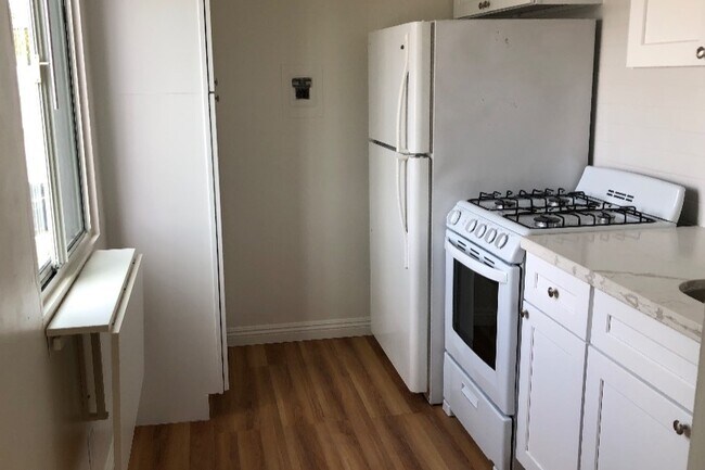 Studio: Kitchen: lots of Cabinets