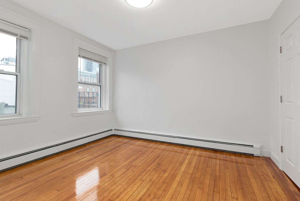 Nicely renovated 3 bed unit with in-unit l... - Nicely renovated 3 bed unit with in-unit l...