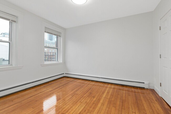Nicely renovated 3 bed unit with in-unit l... - Nicely renovated 3 bed unit with in-unit l... House