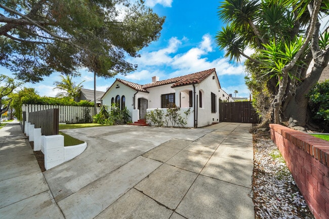 Building Photo - 815 N Curson Ave Unit 815