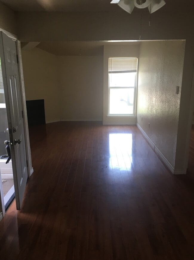 Building Photo - Cute 3/2 Duplex