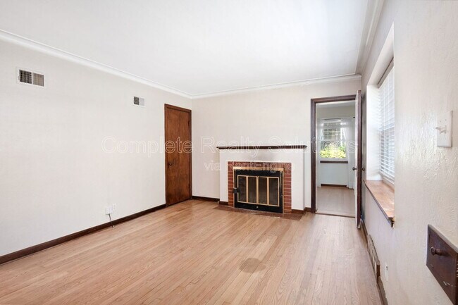 Photo - 5442 Bancroft Ave