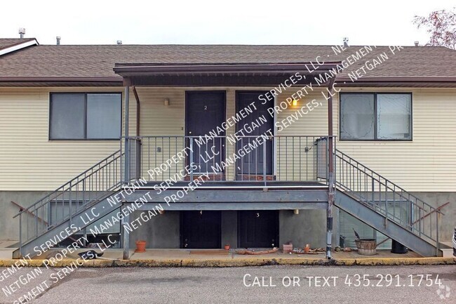 Building Photo - 2 bedroom 1 bath apartment Unit 2