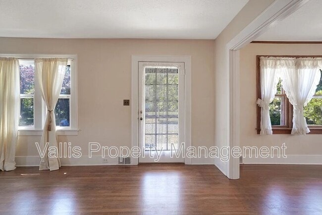 Photo - 1760 Winter St SE