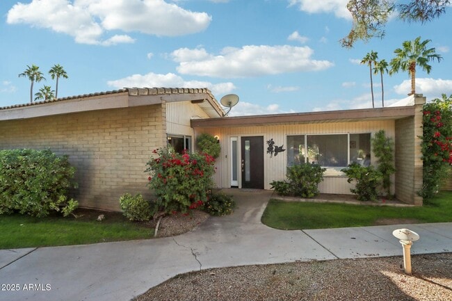 Photo - 4800 N 68th St