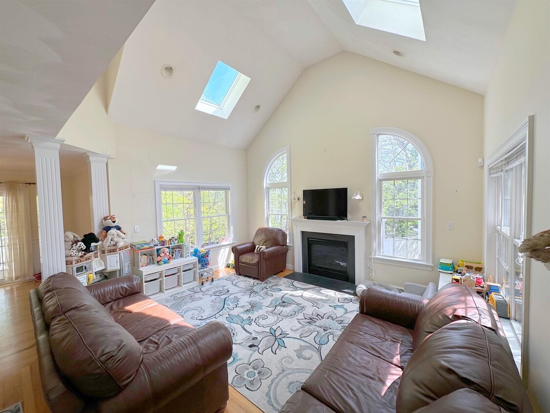Photo - 8 Farmer Cir (Arlington, MA)