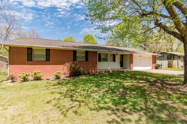 Photo - 3 Bedroom 2 Bath Home Walking Distance to Campus!