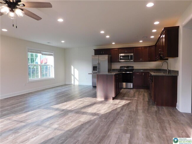 Photo - 1549 Burkhardt St Unit B