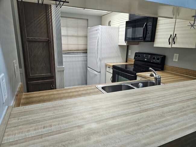Photo - 3145 Sir Hamilton Cir Unit 11