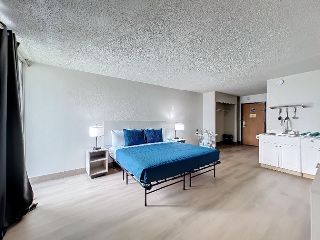 Photo - 2295 Irlo Bronson Mem Hwy Unidad King Studio