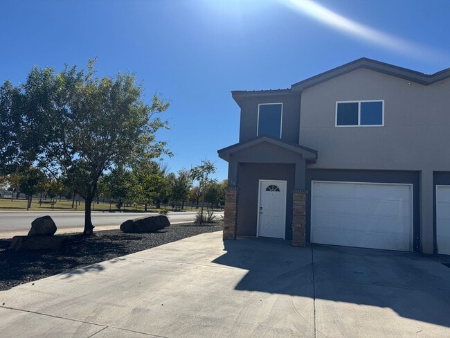 Building Photo - 516 E Reed St