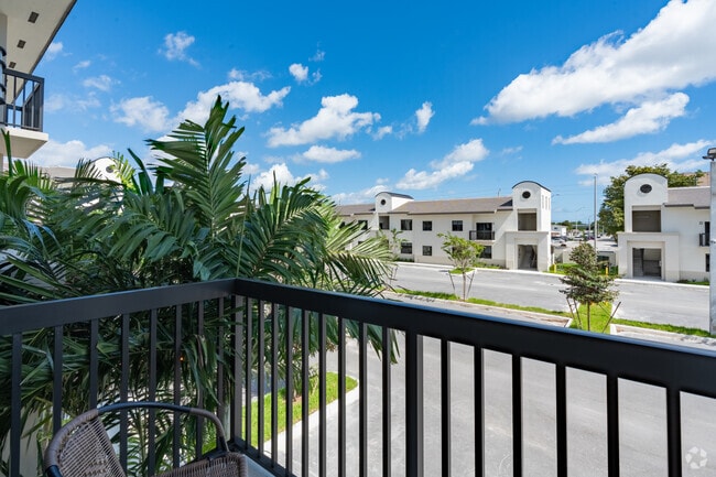 2BR, 2BA - 890SF - Balcony