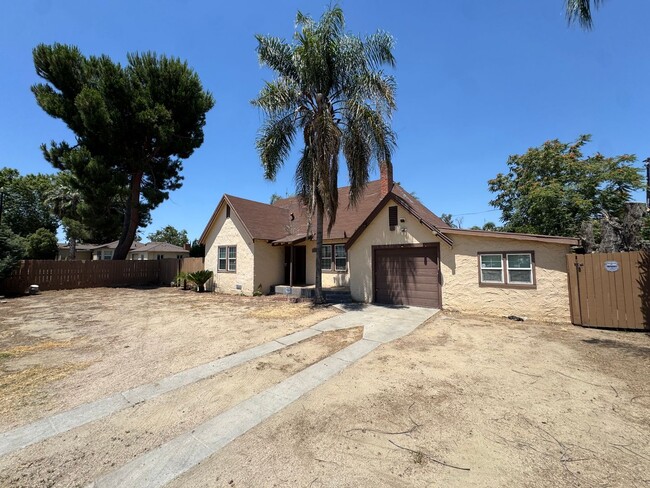 Building Photo - 4789 E Hedges Ave