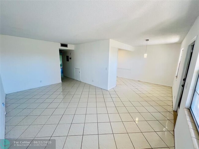 Photo - 3002 Newcastle A