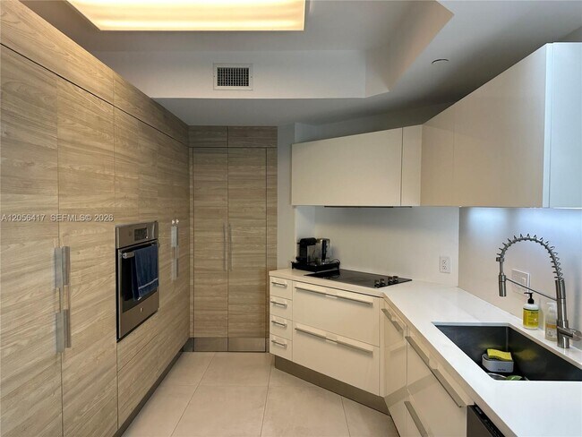 Photo - 888 Brickell Key Dr Unidad 700