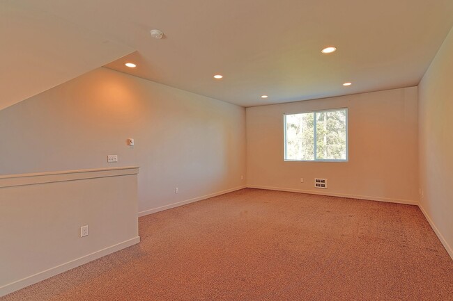 Photo - Spacious Townhome Near Silver Lake - Move ...