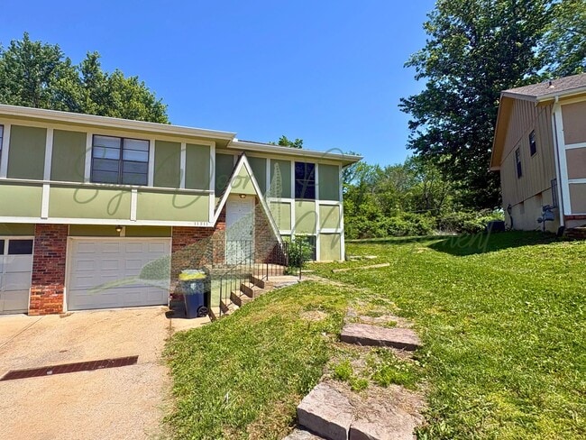 Building Photo - SPACIOUS TOWNHOME WITH GARAGE!!!