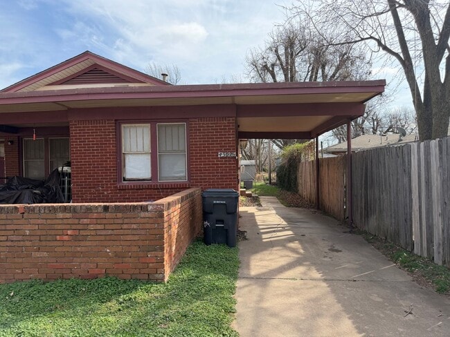 Building Photo - 1 bedroom 1 bath, Bethany Schools- Now Available