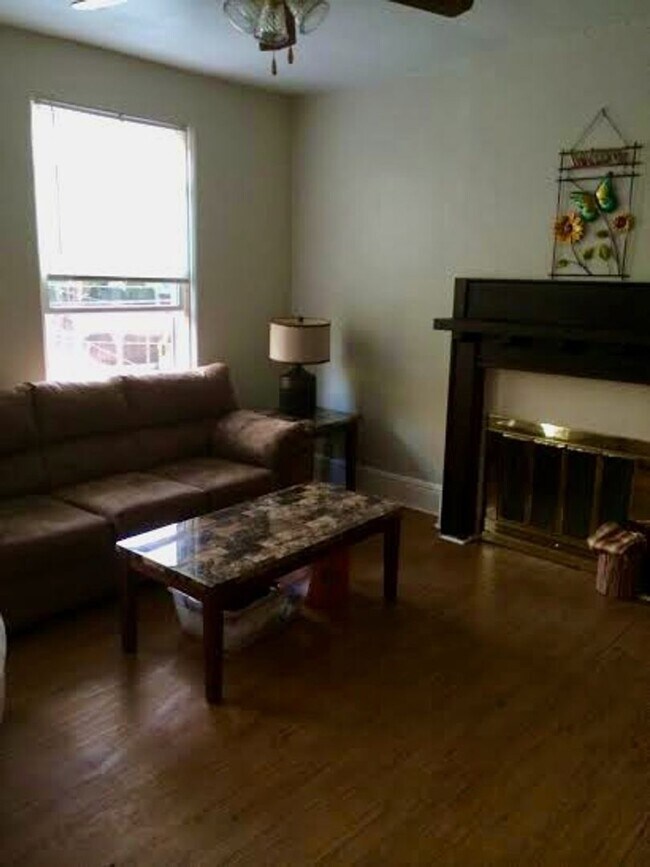 Photo - *** Amazing Shadyside Apartment * Walk to everything * Pet Friendly * Duplex Style Apartment * Lu... Unidad 2