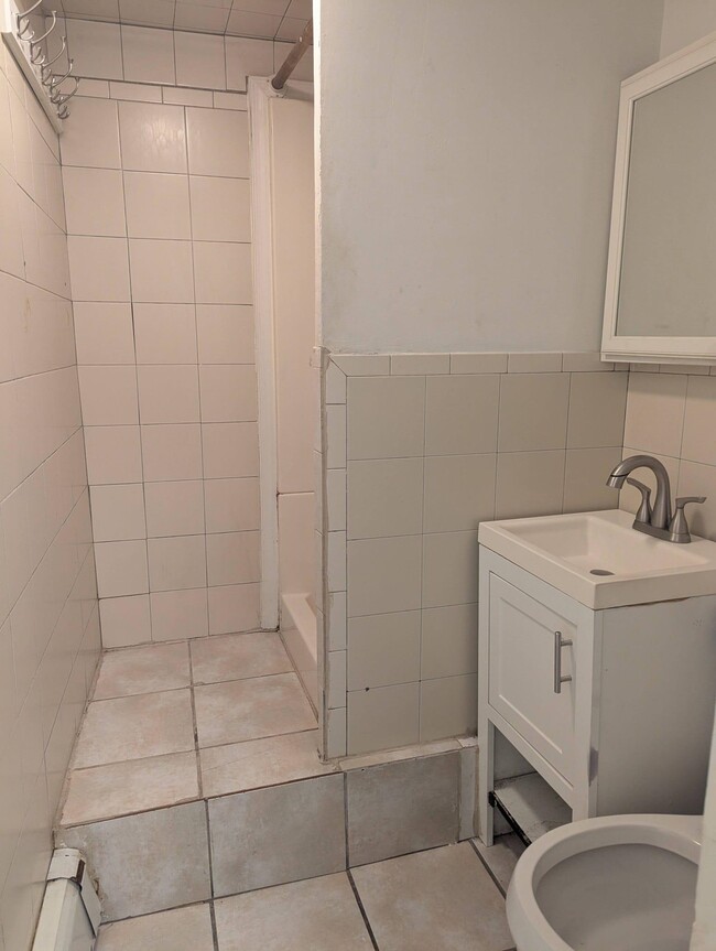 Photo - 327 Danforth Ave Unidad B1