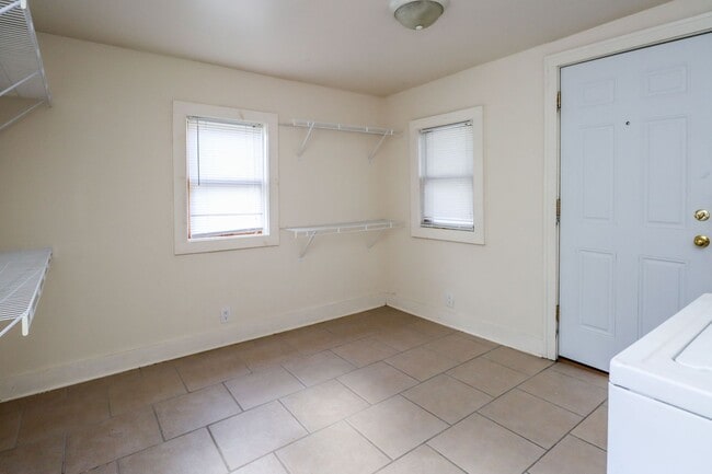 Building Photo - 1111 E Walnut St Unit Apt 101