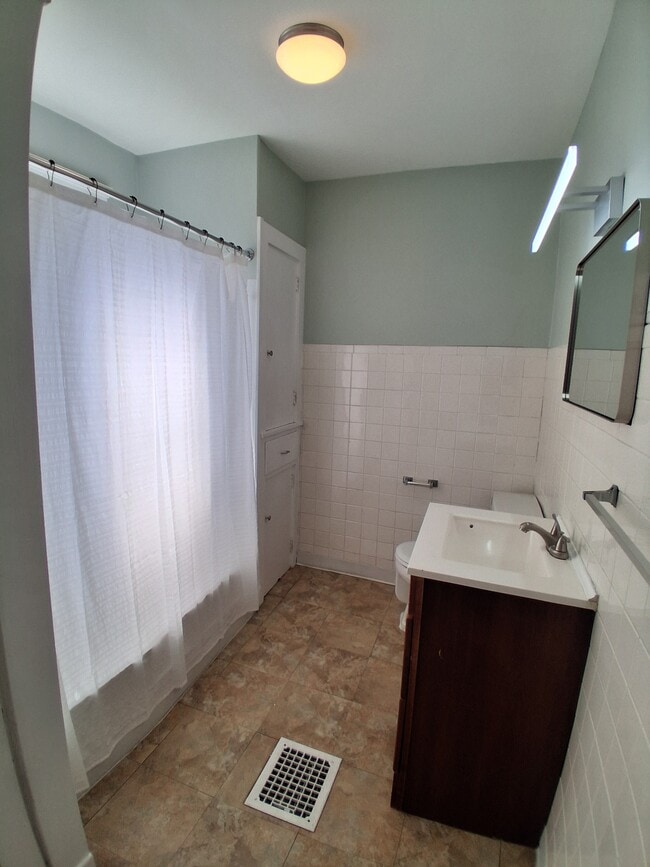Bathroom, Level 2 - 245 E Ford Ave Unit B