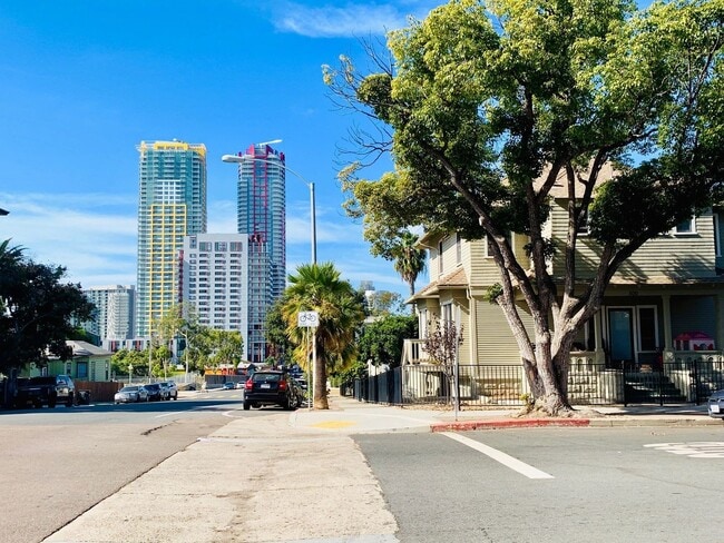 Building Photo - STUDIO WITH A PEAK VIEW OF DOWNTOWN! $1,49... Unit 510 20th Street #4 Rental