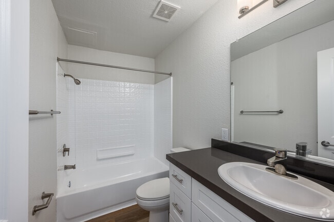1BR, 1BA - 695SF - Primary Bathroom