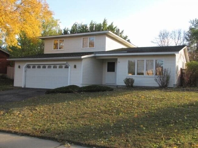 Building Photo - Fenced backyard! 3 Bed/1.5 Bath- Over 2000... Rental