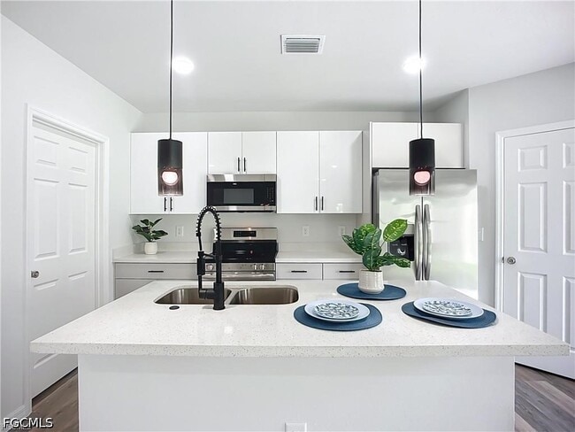 Photo - 912 Anthony St E