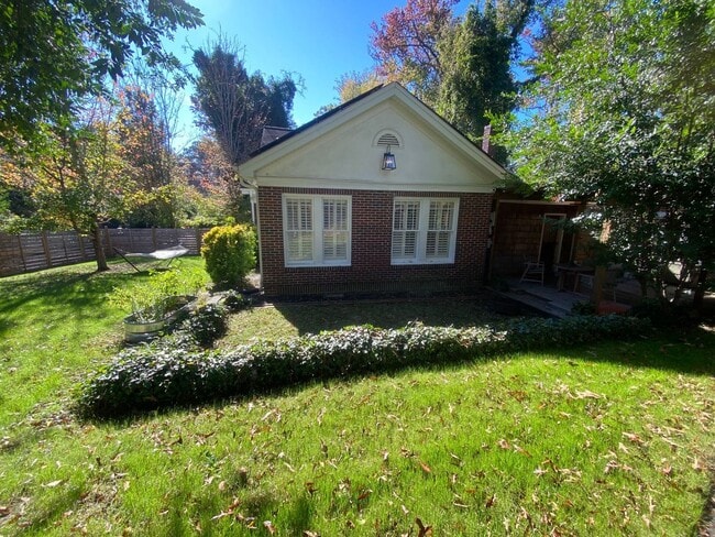 Photo - 2225 Blossom St