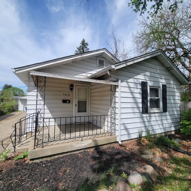 Building Photo - 2 Bedroom Lawrence home.