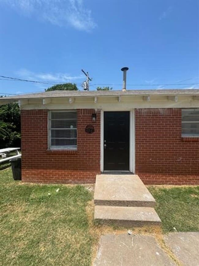 2825 1/2 SW 33rd St - 2825 1/2 SW 33rd St House