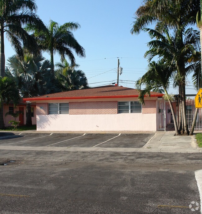 Photo - Golden Palm Apartments