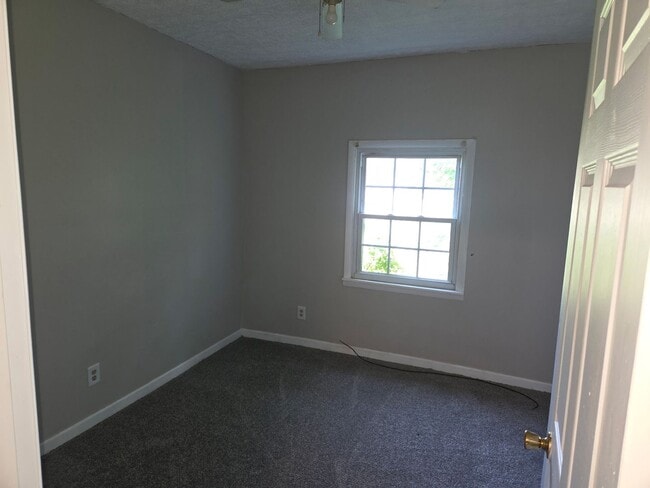 Building Photo - 1008 E Kirby Ave Unit 1