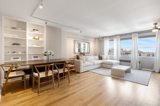 Photo - 2909 N Sheridan Rd