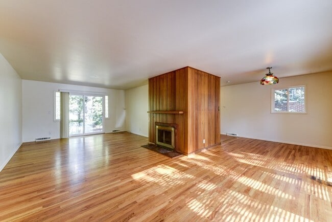 Photo - Pre-Lease August 2026; Large 5 Bedroom 3 B...