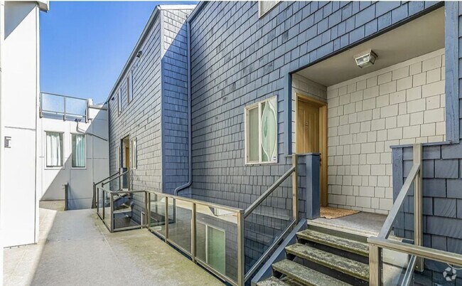 Building Photo - Stunning Sand Point Condo with Loft and Ba... Unit B616