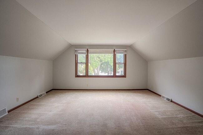 1619 N 72nd St Unit Upper