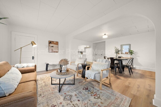 Building Photo - 627 E Wellesley Ave