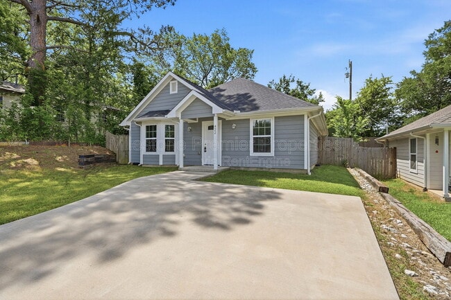 Photo - 422 E Elm St