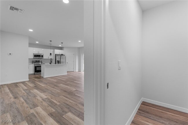 Photo - 945 Butler St E