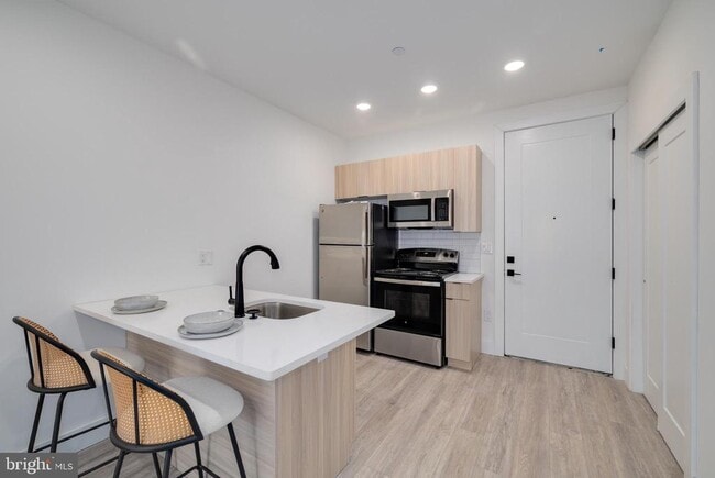 Building Photo - 2400 E Huntingdon St Rental
