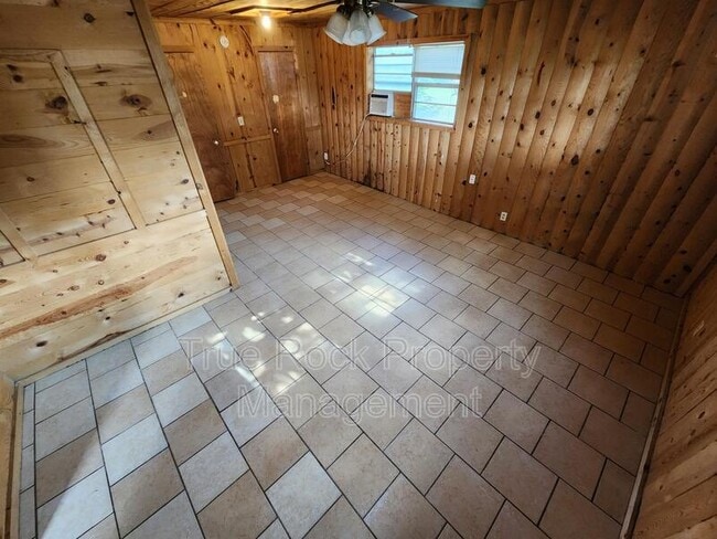 Photo - 410 N Division St